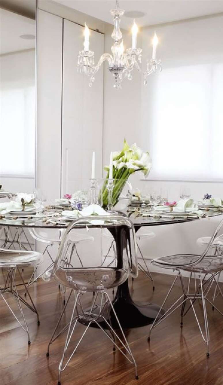 9. Mesa redonda com cadeira acrilico transparente – Foto Arquiteto Gourmet