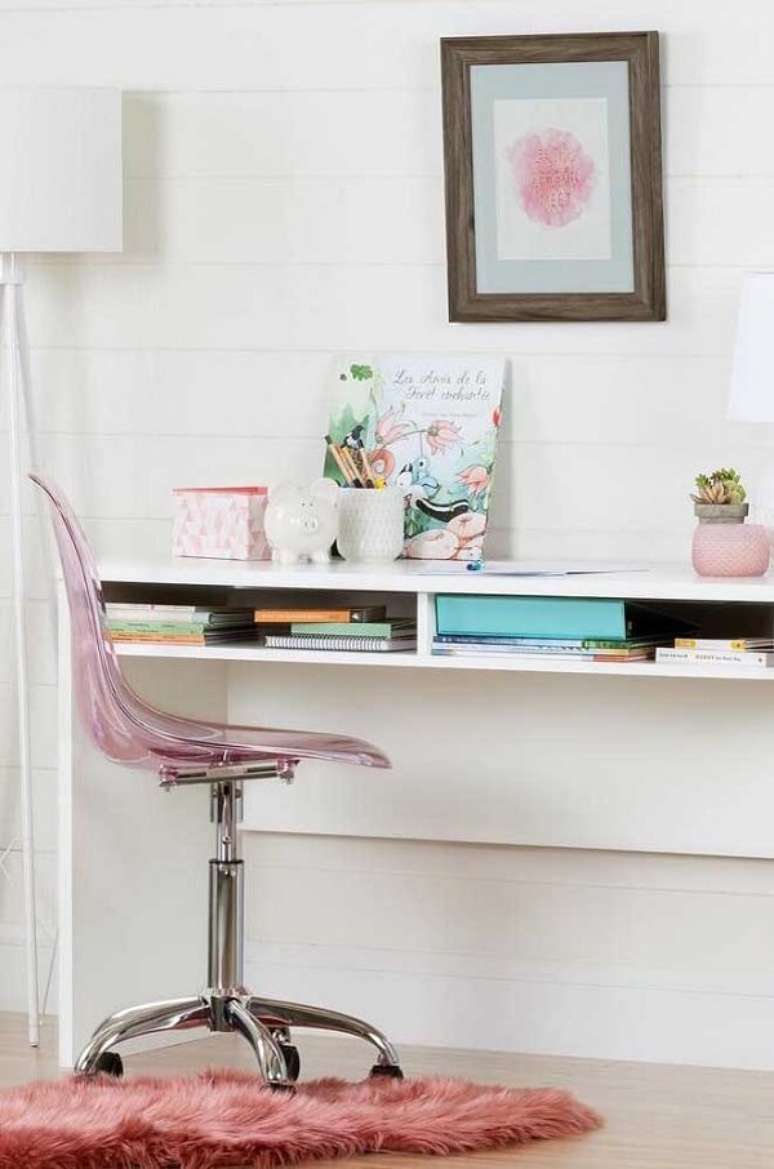 51. Cadeira acrilico transparente rosa com tapete na escrivaninha – Foto Ideias DEcor
