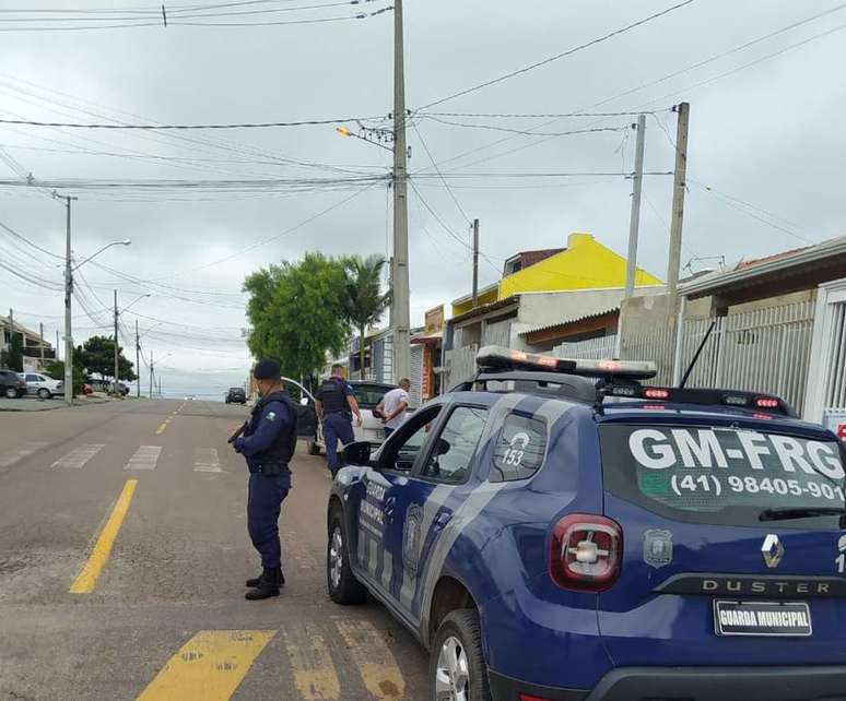 GM aborda o suspeito de homicídio em Fazenda Rio Grande, no Paraná