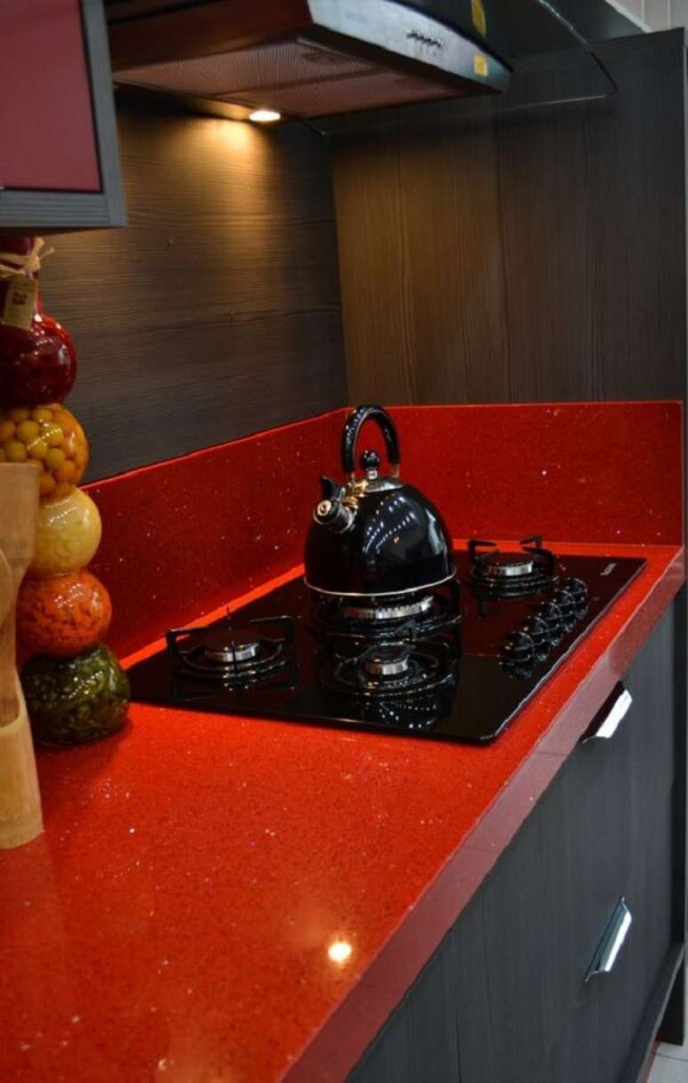 19. Bancada com granito vermelho estelar &ndash; Foto Espaco mais planejados