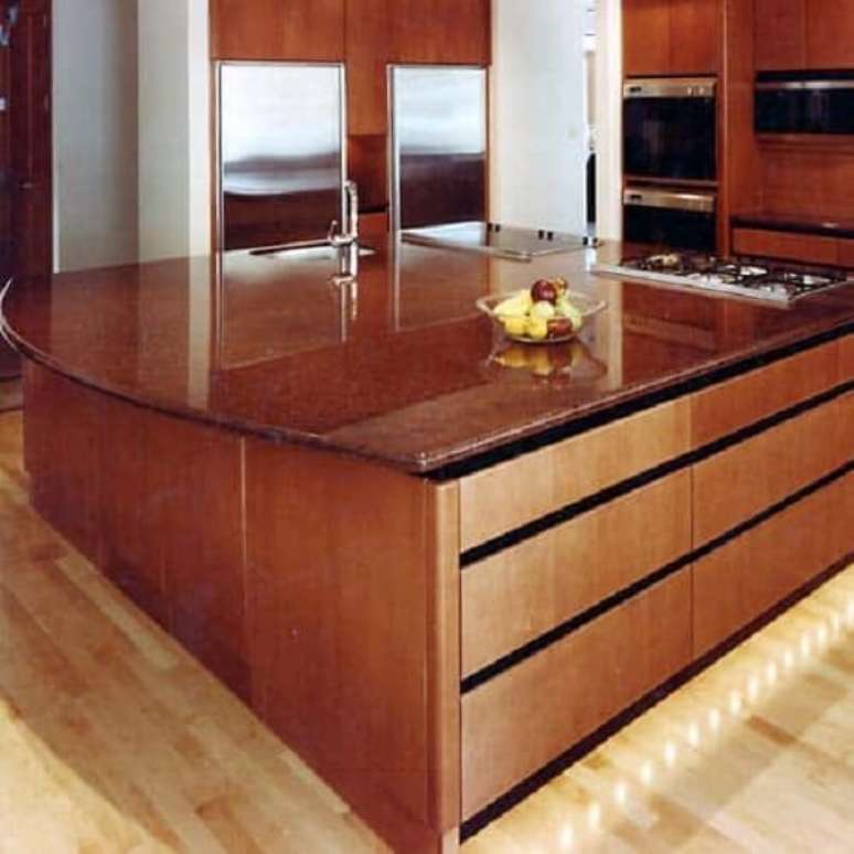 42. Granito vermelho com armario de madeira na cozinha – Foto Casa e Construcao