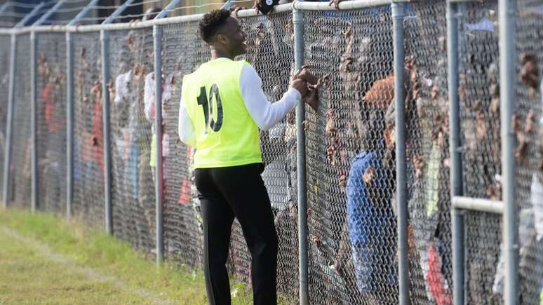 O jogador de futebol da Inglaterra Raheem Sterling também cumprimentou os fãs que foram ver ele e o príncipe William jogar futebol