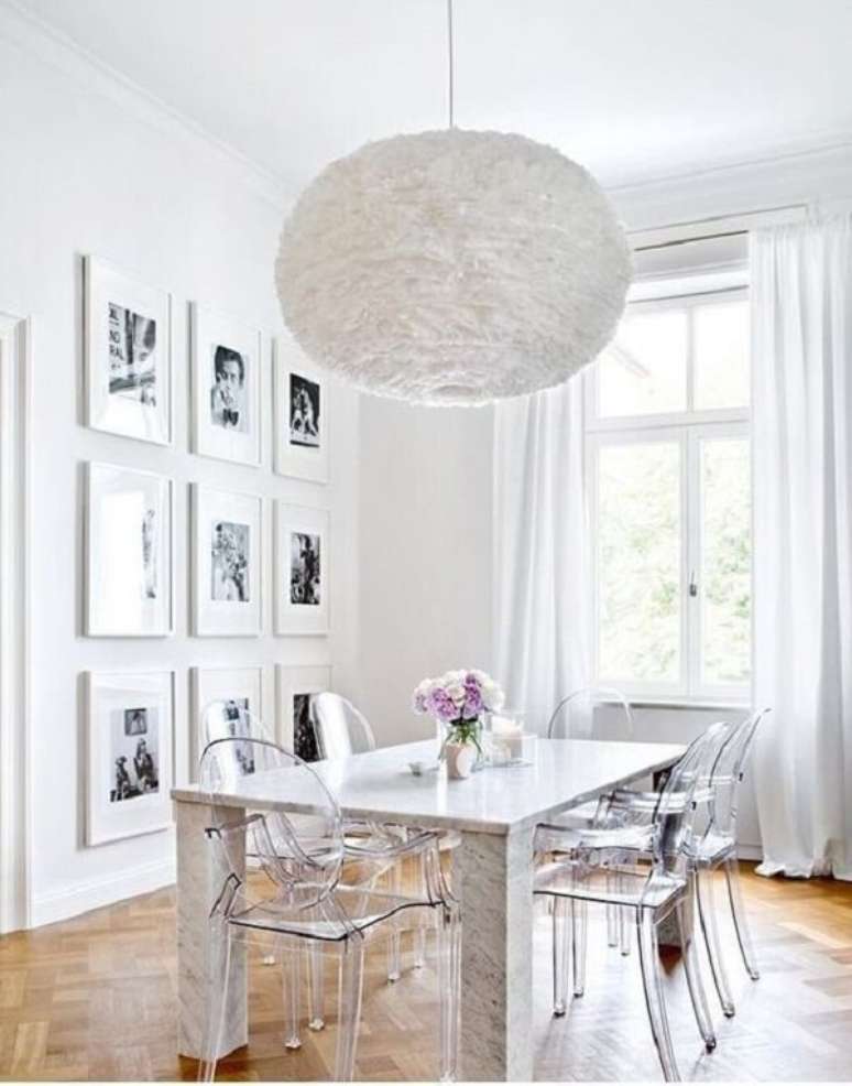 49. Cadeira acrilico transparente para mesa de jantar marmorizado e lustre branco – Foto Ombiaombia