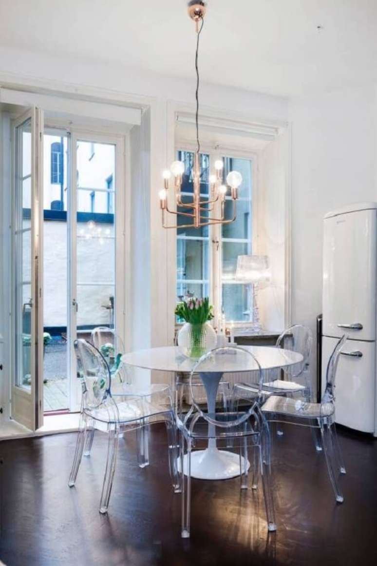 14. Mesa de jantar redonda com cadeira acrilico transparente – Foto Delikatissen