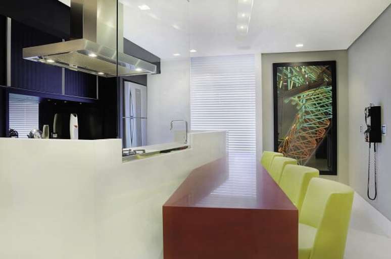 21. Bancada de granito vermelho estelar e bancada amarela &ndash; Foto Moreno Interiores