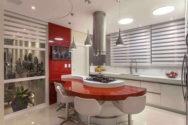 34. Cozinha com bancada organica na cor de granito vermelho &ndash; Foto Iara Kilaris