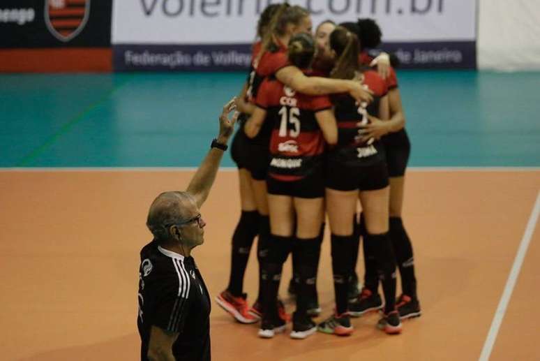 Sesc RJ Flamengo, de Bernardinho, enfrenta o Osasco nas quartas de final da Superliga feminina de vôlei.