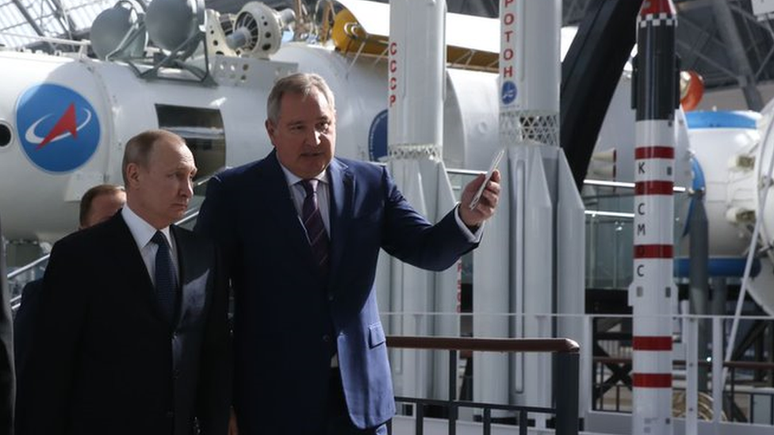 Dmitry Rogozin (à direita), chefe da agência espacial russa Roscosmos, fez fortes críticas às sanções contra a Rússia