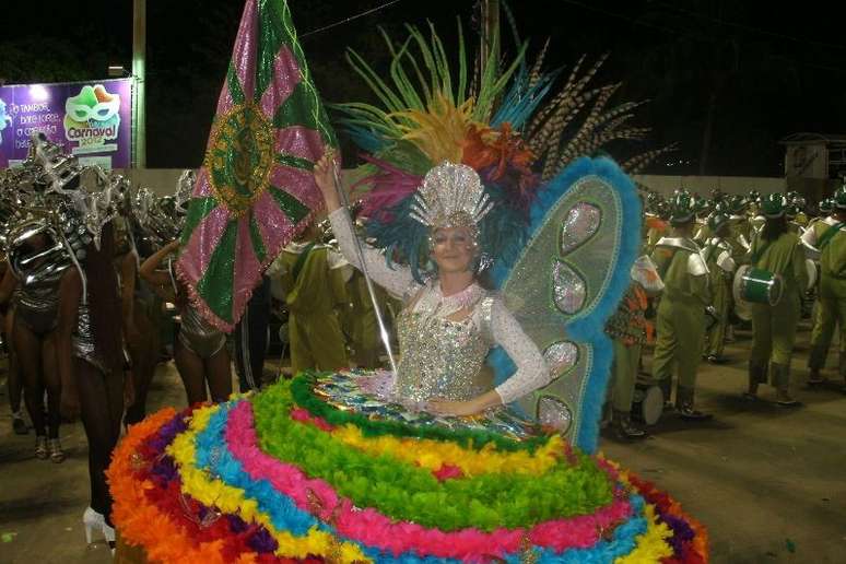 Deborah Sabará foi a primeira porta-bandeira trans no Estado do Espírito Santo.