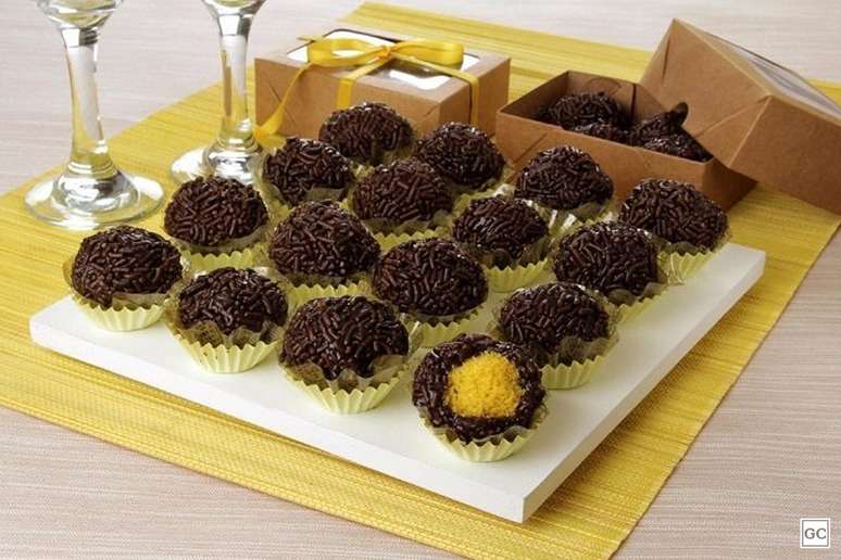 Brigadeiro recheado com bolo de cenoura &ndash; Foto: Guia da Cozinha