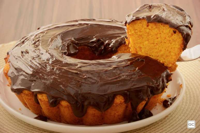 Bolo de cenoura com ganache de chocolate &ndash; Foto: Guia da Cozinha