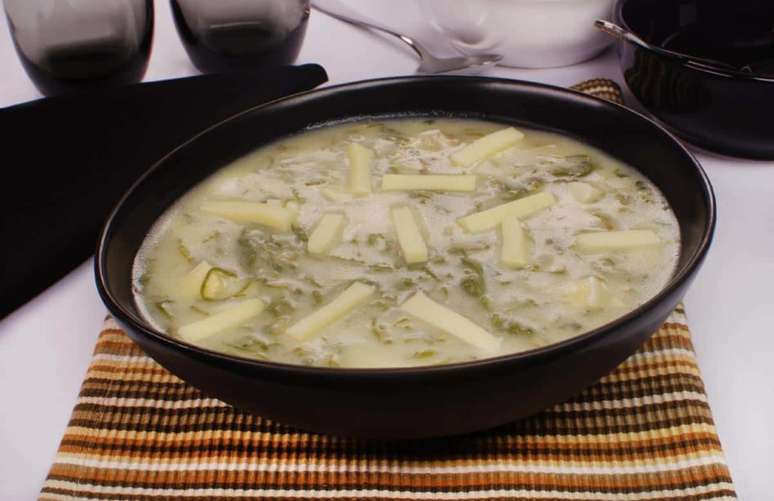 Caldo de fub&aacute; com couve e queijo &ndash; Foto: Guia da Cozinha