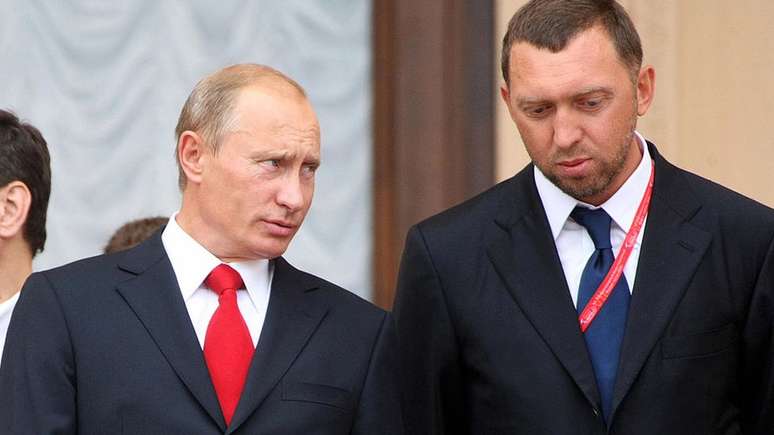 Vladimir Putin e o oligarca Oleg Deripaska, que recebeu sanções do governo britânico