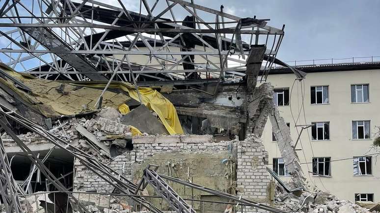 Hospital central em Izyum, próximo a Kharkiv, após o que as autoridades ucranianas dizem que foi um ataque russo