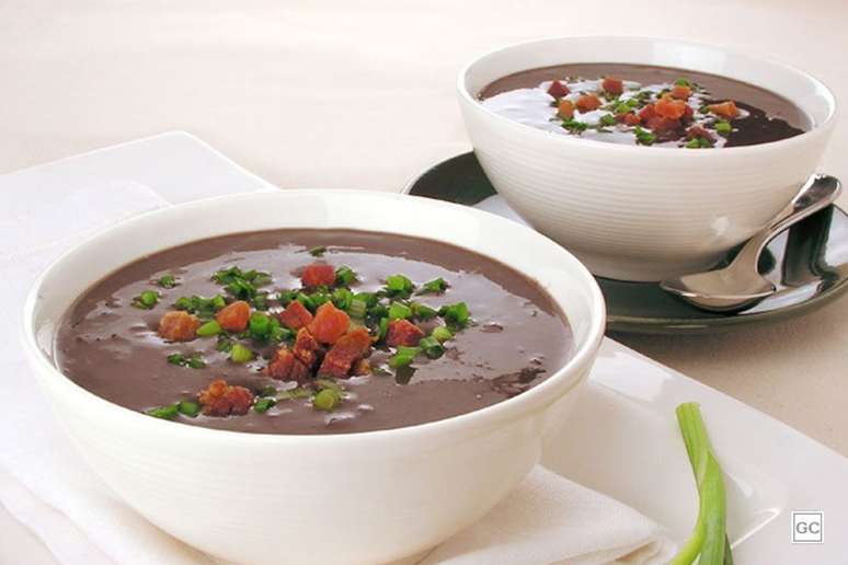 Caldinho de feij&atilde;o com bacon &ndash; Foto: Guia da Cozinha