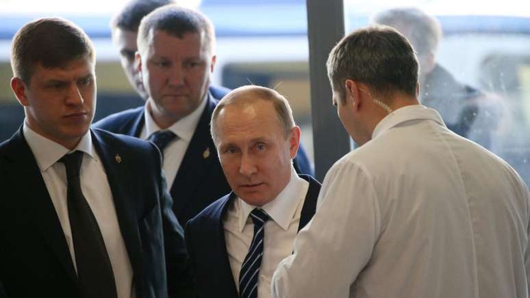 Vladimir Putin vive cercado por seguranças pessoais