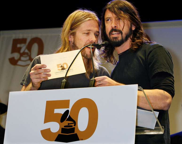 Taylor Hawkins e Dave Grohl durante premiação do Grammy