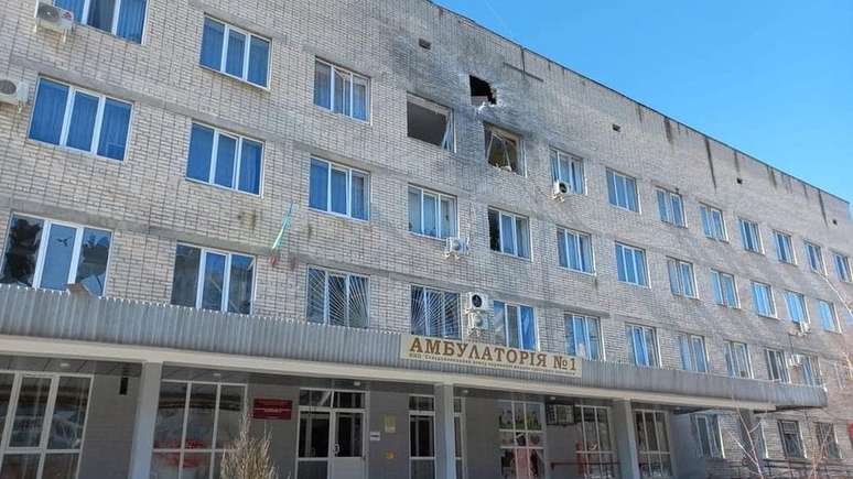 Uma fotografia divulgada em 18 de março pelas autoridades ucranianas mostra um hospital danificado por bombardeios em Sievierodonetsk