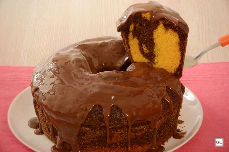 Bolo de cenoura mesclado com cobertura &ndash; Foto: Guia da Cozinha