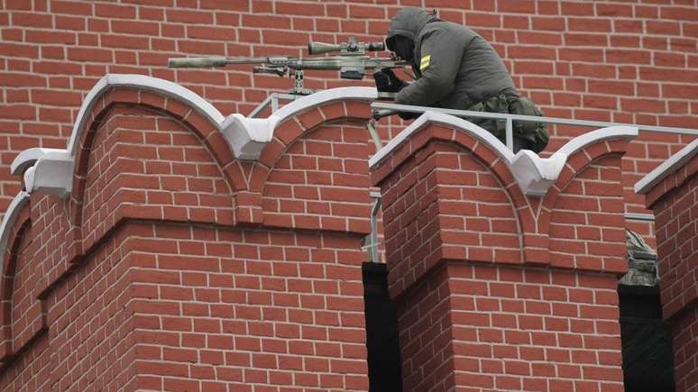 Um franco-atirador russo localizado em uma das paredes do Kremlin, no centro de Moscou