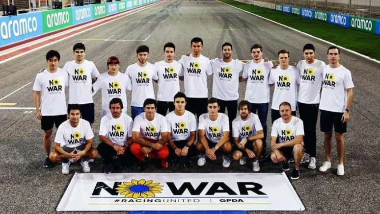 Menos de um m&ecirc;s atr&aacute;s, F1 fazia campanha anti-guerra. Agora, se v&ecirc; no meio de uma