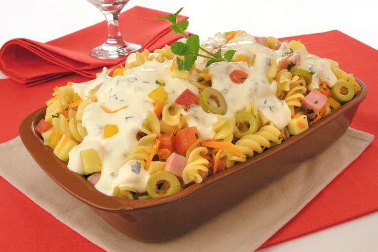 Salada de macarr&atilde;o com molho de iogurte &ndash; Foto: Guia da Cozinha