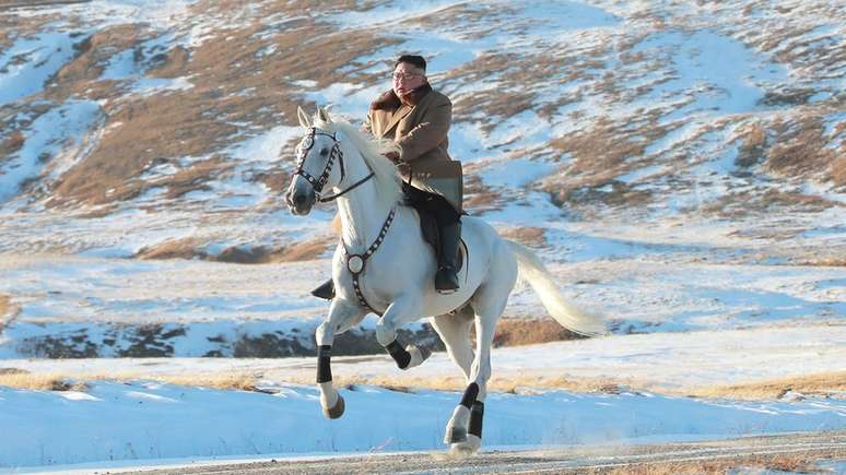Kim Jong-un apareceu montando um cavalo branco no Monte Paektu em v&iacute;deo de 2019