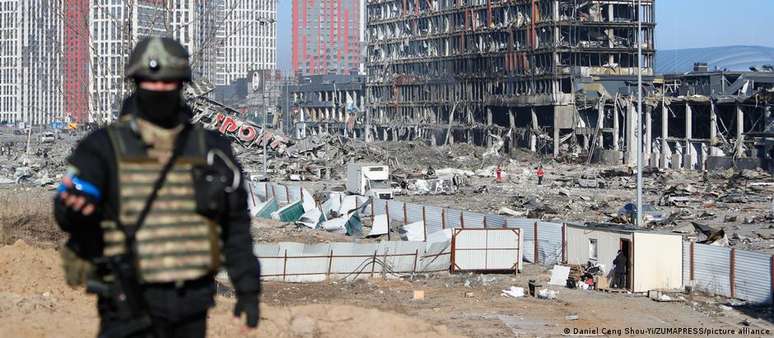 Invasão russa causa destruição na capital Kiev