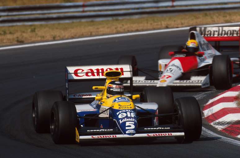 Boutsen, de Williams, &agrave; frente de Senna no GP da Hungria de 1990