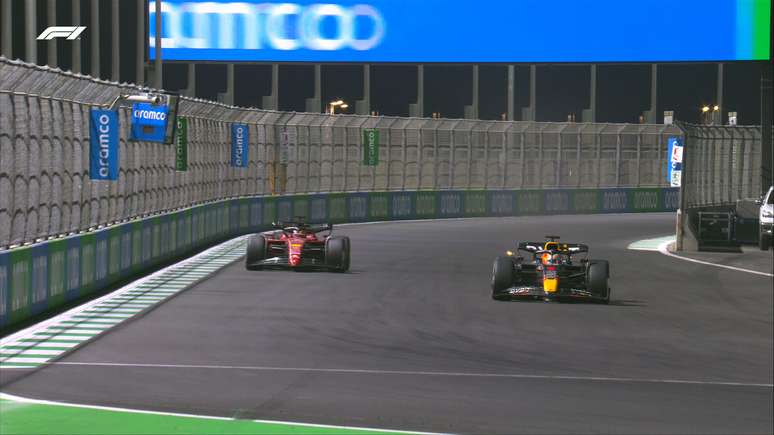 Leclerc e Verstappen travaram batalha nas voltas finais
