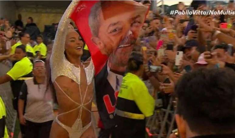 Pabllo Vittar segurando bandeira com rosto de Lula no Lolla 