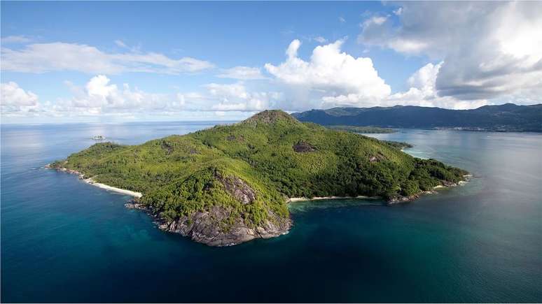 A ilha de Moyenne &eacute; um pontinho com 0,099 quil&ocirc;metros quadrados perto da costa da maior ilha das Seychelles, Mah&eacute;