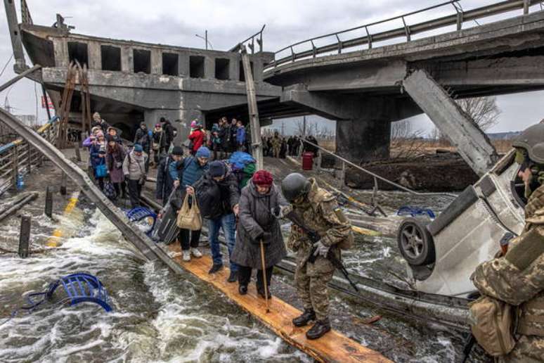 Destruição provocada por ataques russos em Irpin, perto de Kiev