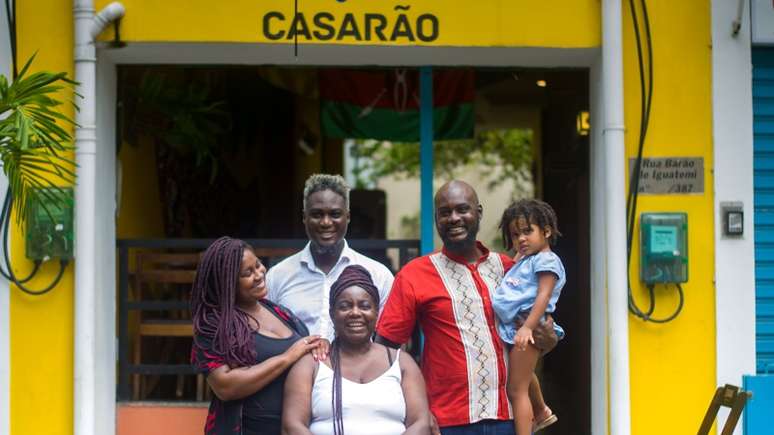 Família da dona Dida em frente ao Mercado Casarão, no Rio de Janeiro.