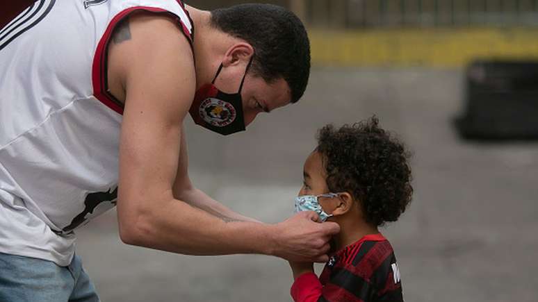 Crian&ccedil;as com mais de 2 anos podem aprender a usar m&aacute;scaras, desde que sejam orientadas pelos adultos