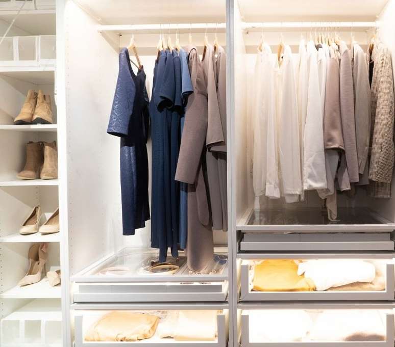 É preciso se organizar para saber onde cada peça deve ser colocada no closet - Shutterstock