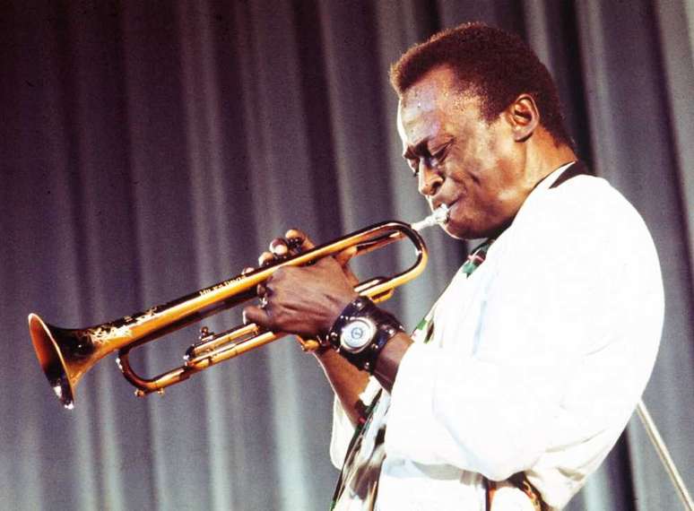 O incrível Miles Davis em ação com seu trompete (Foto/Reprodução/Internet)