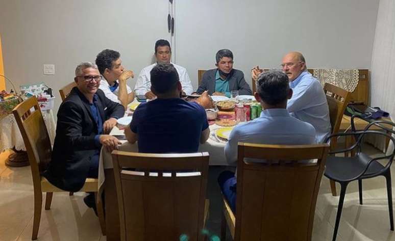 No jantar com Junior Garimpeiro, o ministro (à dir.) e o pastor Arilton (no fundo, de camiseta branca). 