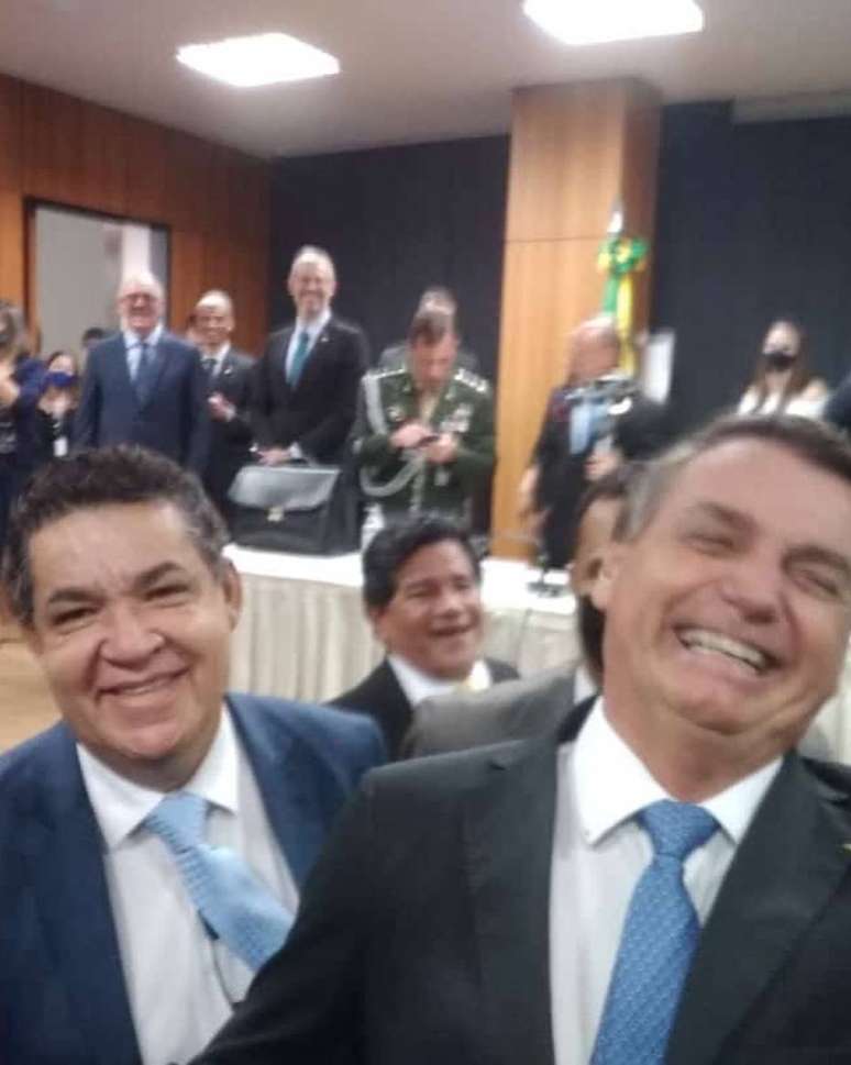 Bolsonaro, à direita, ao lado do pastor Arilton Moura. Em segundo plano, o pastor Gilmar Santos. No plano de fundo, o ex-ministro Milton Ribeiro, da Educação