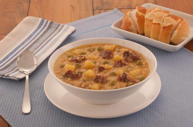 Sopa de quinoa com carne &ndash; Foto: Guia da Cozinha