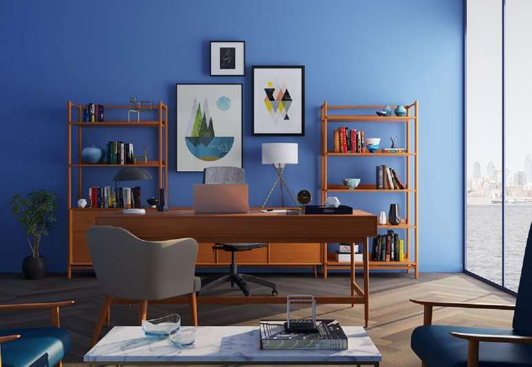 3. Decoração de escritório com moveis de madeira e parede azul – Foto: Pexels