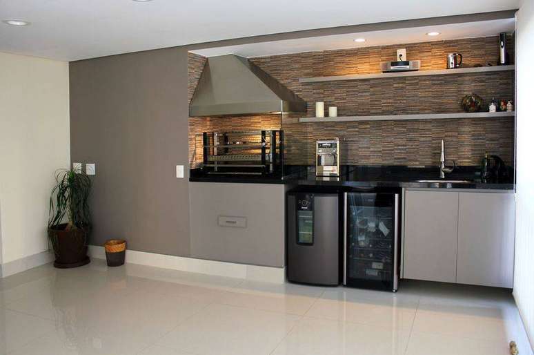 37. Sua &aacute;rea de churrasqueira pode ter uma pia de granito. Projeto de Zark Studio Lab