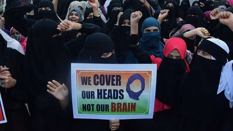A disputa sobre o hijab desencadeou protestos em todo o país