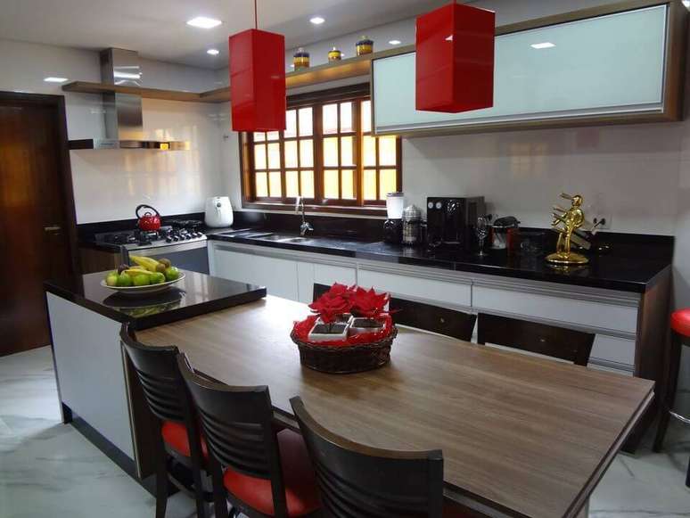 42. A pia de granito preto &eacute; um exemplo da decora&ccedil;&atilde;o moderna. Projeto de Espa&ccedil;o Brasil Arquitetura e Urbanismo