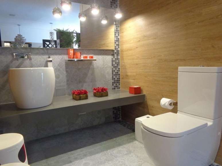 17. Decora&ccedil;&atilde;o de banheiro chique com cuba branca &ndash; Foto Shirley Vaz Vedovate