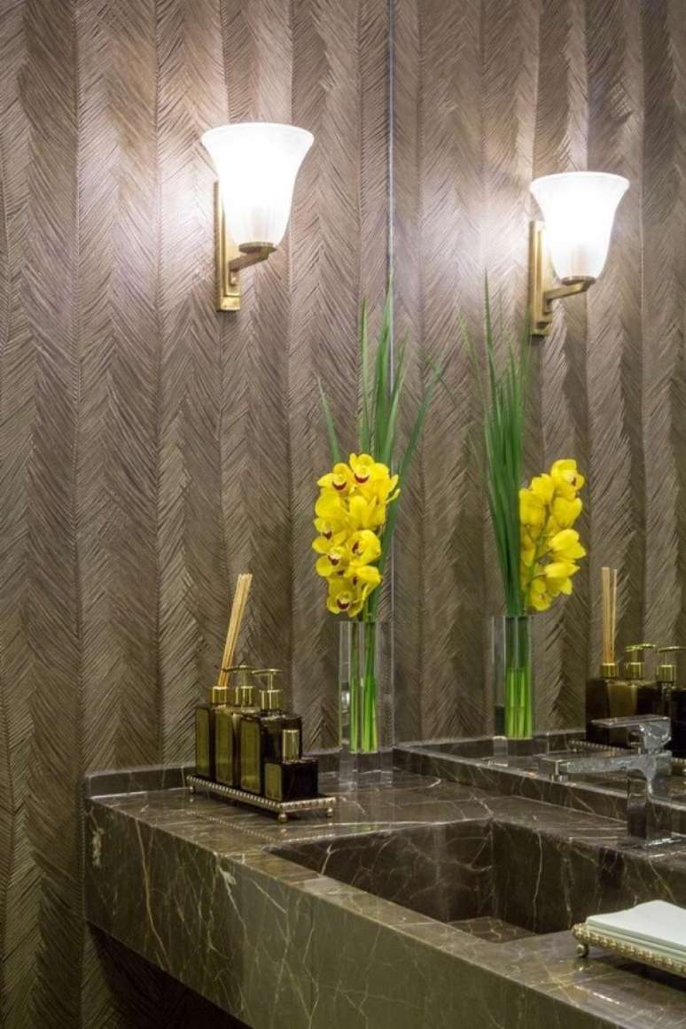 18. Decora&ccedil;&atilde;o para banheiro chique e orquidea amarela &ndash; Foto Roberto Migotto