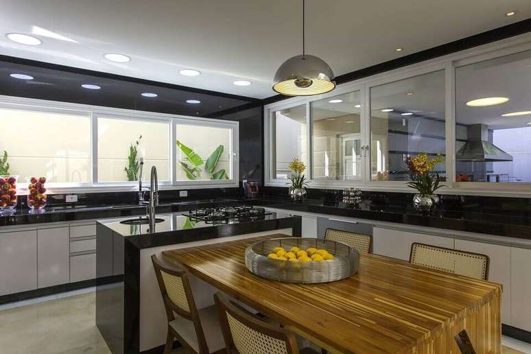 30. A pia de granito combina com muitos outros elementos. Projeto de Iara Kilaris