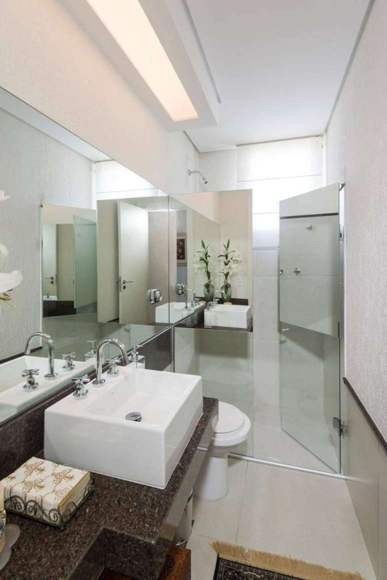 32. Decora&ccedil;&otilde;es cl&aacute;ssicas tamb&eacute;m se d&atilde;o bem com a pia de granito. Projeto de Jannini Sagarra Arquitetura