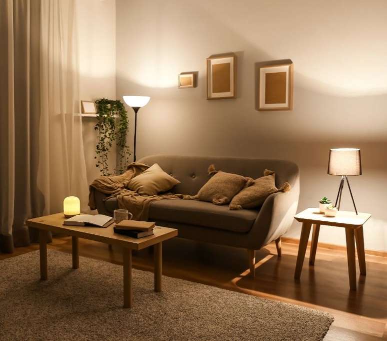 Lumin&aacute;rias ao lado de sof&aacute;s ou poltronas s&atilde;o uma &oacute;tima ideia - Shutterstock