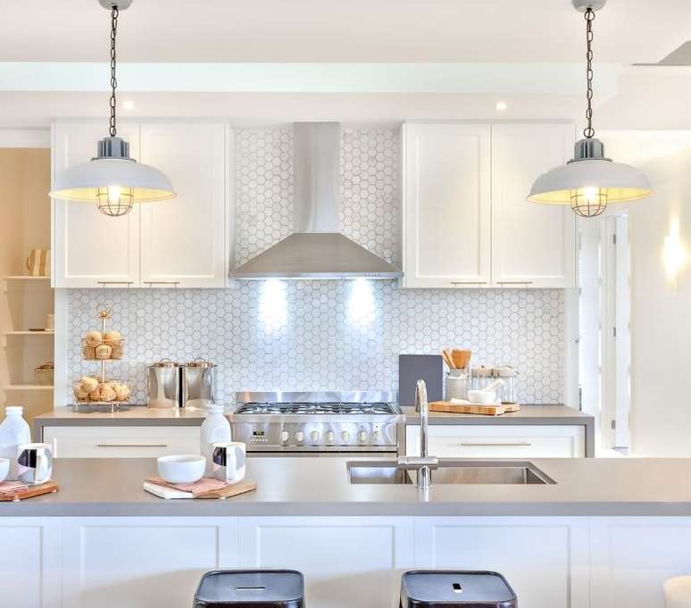 Na cozinha, o mais importante &eacute; que a ilumina&ccedil;&atilde;o seja bem eficaz para facilitar que se enxergue o que se faz ali - Shutterstck